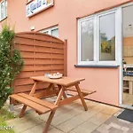 Comfortable 2-level Close To The 아파트 *